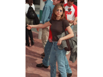 Hur man skapar en jeanslook inspirerad av 90-talets modeikoner – från Carolyn Bessette-Kennedy till Cindy Crawford.