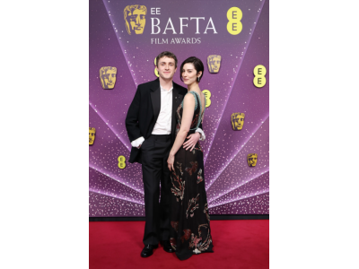 Paul Mescal och Gracie Abrams offentliggjorde sitt förhållande genom att dyka upp tillsammans på röda mattan vid BAFTA Awards 2026.
