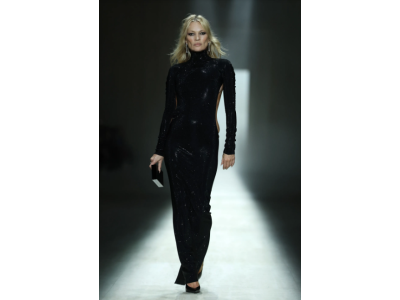 Kate Moss avslutade Gucci-visningen klädd i en provocerande stringliknande klänning.